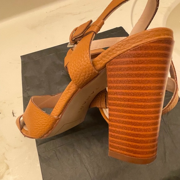 Beautiful Tahari block heel tan sandals won once size 8 - Picture 5 of 5